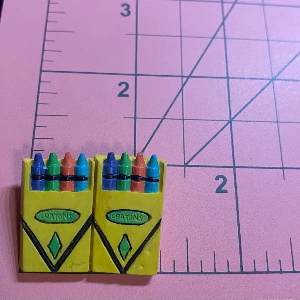 𝅺VINTAGE Crayon brooch